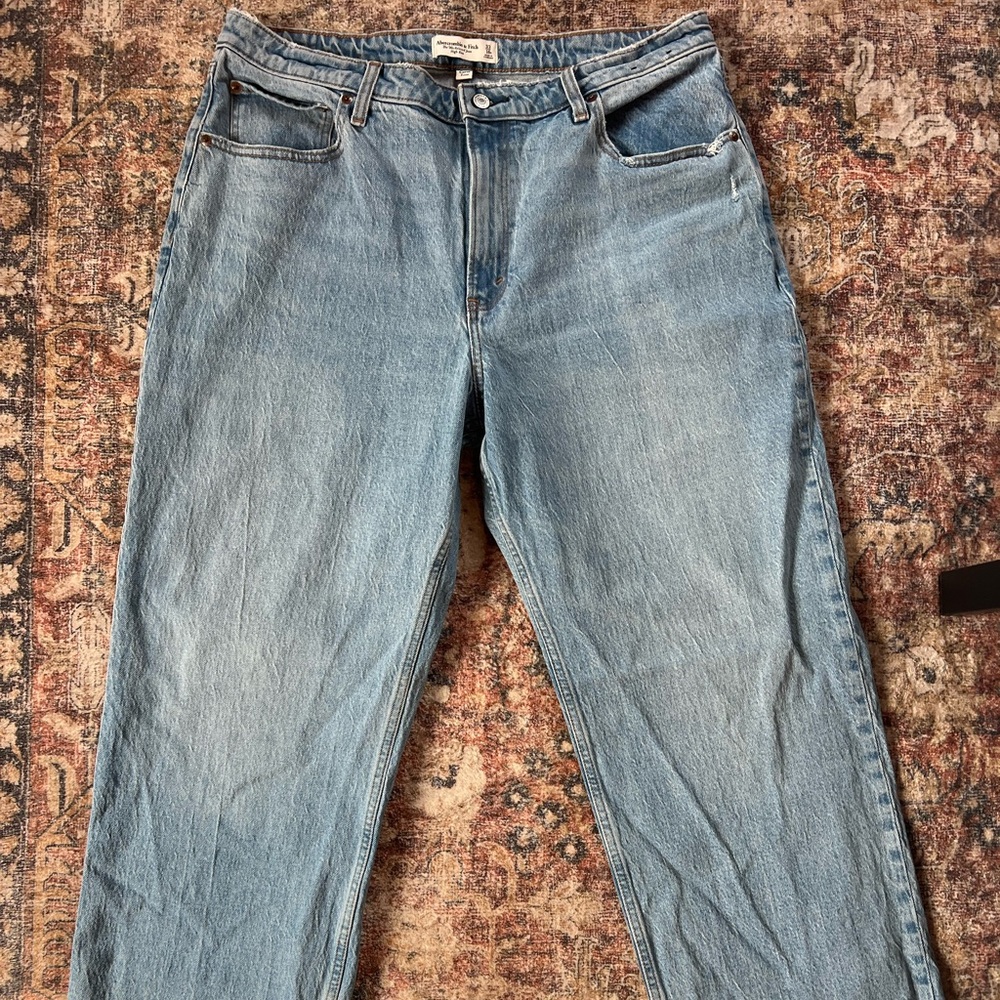Abercrombie & Fitch The 90’s Relaxed Jean High Rise Curve Love